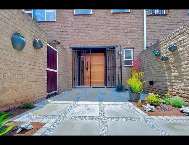 3 BEDROOM TOWNHOUSE FOR SALE IN BEDFORD PARK